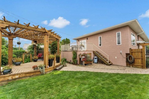 938 6 Street Se, Redcliff, AB - Outdoor With Exterior