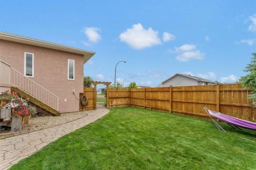 938 6 Street Se, Redcliff, AB - Outdoor