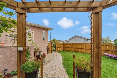 938 6 Street Se, Redcliff, AB - Outdoor