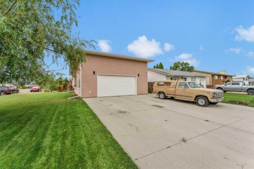 938 6 Street Se, Redcliff, AB - Outdoor