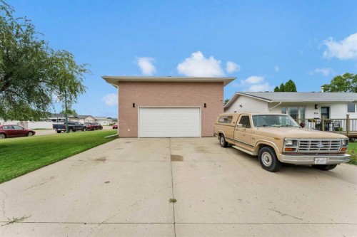 938 6 Street Se, Redcliff, AB - Outdoor