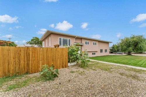 938 6 Street Se, Redcliff, AB - Outdoor