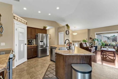 938 6 Street Se, Redcliff, AB - Indoor Photo Showing Kitchen With Double Sink With Upgraded Kitchen
