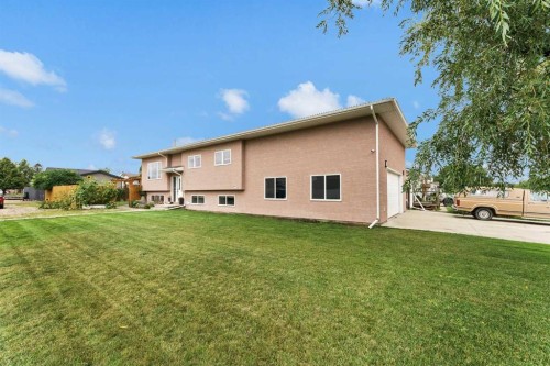 938 6 Street Se, Redcliff, AB - Outdoor