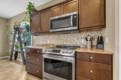 938 6 Street Se, Redcliff, AB - Indoor Photo Showing Kitchen