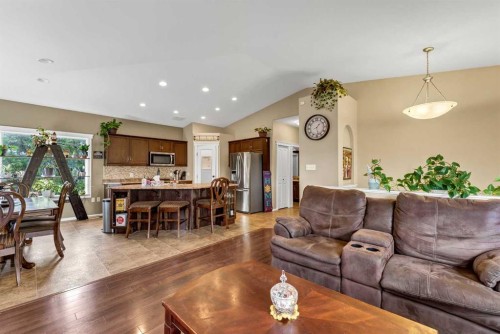 938 6 Street Se, Redcliff, AB - Indoor Photo Showing Living Room