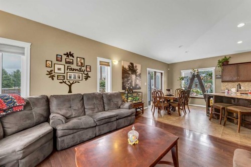 938 6 Street Se, Redcliff, AB - Indoor Photo Showing Living Room