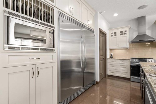 38 Sterling Link Se, Medicine Hat, AB - Indoor Photo Showing Kitchen With Upgraded Kitchen