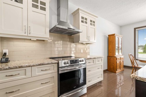 38 Sterling Link Se, Medicine Hat, AB - Indoor Photo Showing Kitchen With Upgraded Kitchen
