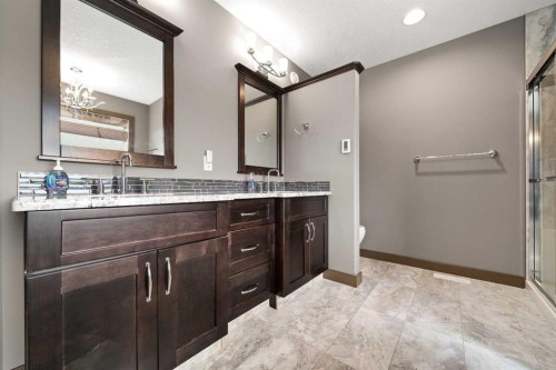 38 Sterling Link Se, Medicine Hat, AB - Indoor Photo Showing Bathroom