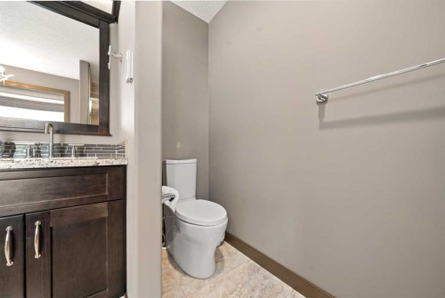 38 Sterling Link Se, Medicine Hat, AB - Indoor Photo Showing Bathroom