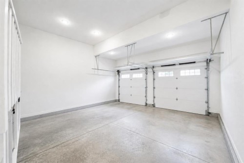 38 Sterling Link Se, Medicine Hat, AB - Indoor Photo Showing Garage