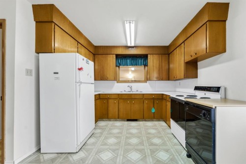 12417 Range Road 71, Rural Cypress County, AB - Indoor Photo Showing Kitchen With Double Sink