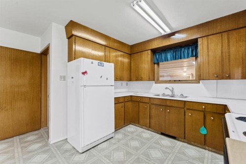 12417 Range Road 71, Rural Cypress County, AB - Indoor Photo Showing Kitchen With Double Sink