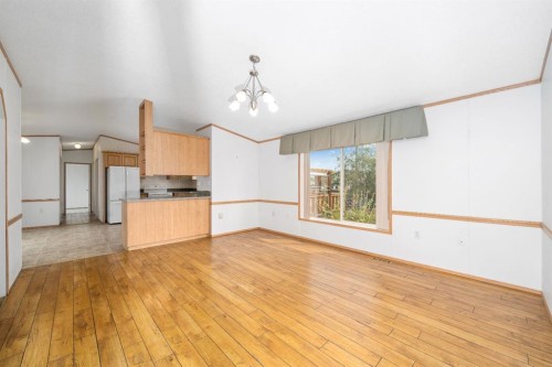 210 5 Street Nw, Redcliff, AB - Indoor Photo Showing Kitchen