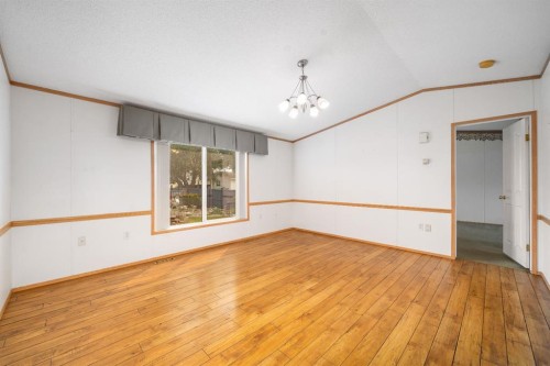 210 5 Street Nw, Redcliff, AB - Indoor Photo Showing Other Room