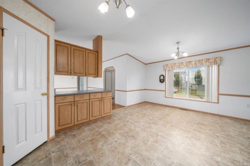 210 5 Street Nw, Redcliff, AB - Indoor Photo Showing Other Room