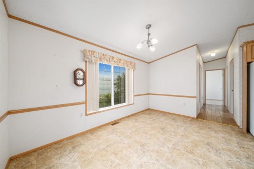 210 5 Street Nw, Redcliff, AB - Indoor Photo Showing Other Room