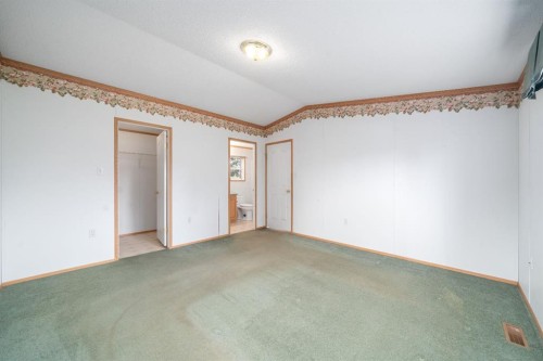 210 5 Street Nw, Redcliff, AB - Indoor Photo Showing Other Room