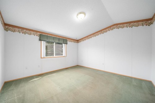 210 5 Street Nw, Redcliff, AB - Indoor Photo Showing Other Room