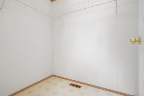 210 5 Street Nw, Redcliff, AB - Indoor Photo Showing Other Room