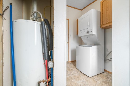 210 5 Street Nw, Redcliff, AB - Indoor Photo Showing Laundry Room