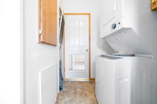 210 5 Street Nw, Redcliff, AB - Indoor Photo Showing Laundry Room
