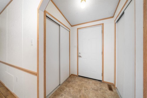 210 5 Street Nw, Redcliff, AB - Indoor Photo Showing Other Room