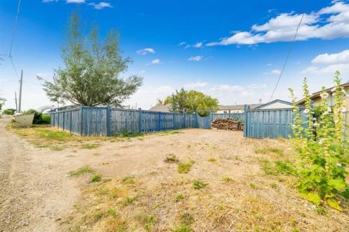 210 5 Street Nw, Redcliff, AB - Outdoor