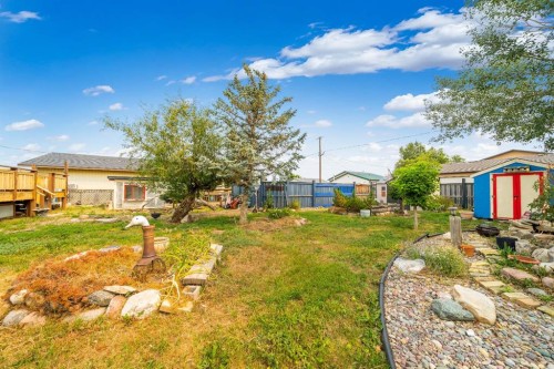 210 5 Street Nw, Redcliff, AB - Outdoor