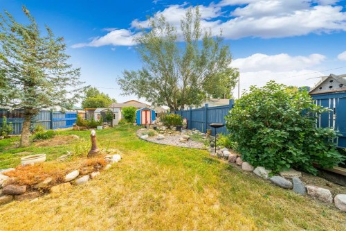 210 5 Street Nw, Redcliff, AB - Outdoor