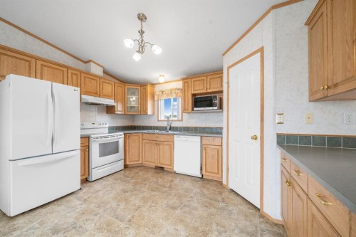 210 5 Street Nw, Redcliff, AB - Indoor Photo Showing Kitchen