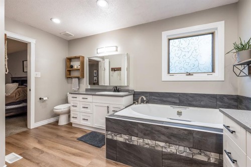 22 5 Avenue, Seven Persons, AB - Indoor Photo Showing Bathroom