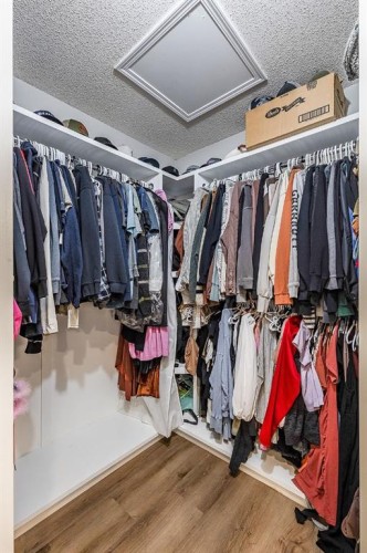22 5 Avenue, Seven Persons, AB - Indoor With Storage
