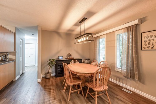 22 5 Avenue, Seven Persons, AB - Indoor Photo Showing Dining Room