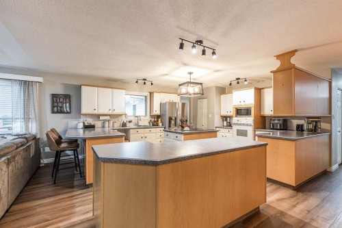 22 5 Avenue, Seven Persons, AB - Indoor Photo Showing Kitchen