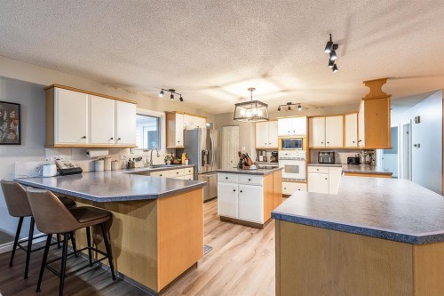 22 5 Avenue, Seven Persons, AB - Indoor Photo Showing Kitchen With Double Sink