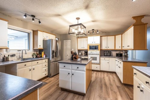 22 5 Avenue, Seven Persons, AB - Indoor Photo Showing Kitchen With Double Sink