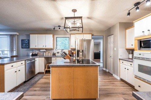 22 5 Avenue, Seven Persons, AB - Indoor Photo Showing Kitchen