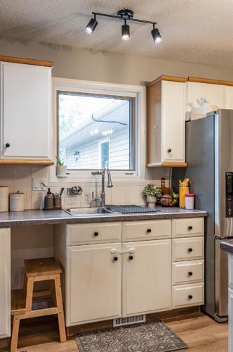 22 5 Avenue, Seven Persons, AB - Indoor Photo Showing Kitchen With Double Sink
