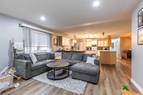 22 5 Avenue, Seven Persons, AB - Indoor Photo Showing Living Room