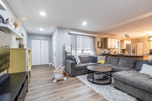 22 5 Avenue, Seven Persons, AB - Indoor Photo Showing Living Room