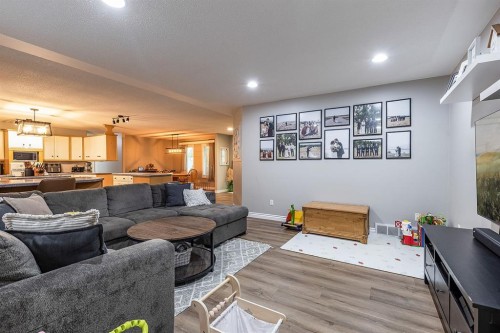 22 5 Avenue, Seven Persons, AB - Indoor Photo Showing Living Room