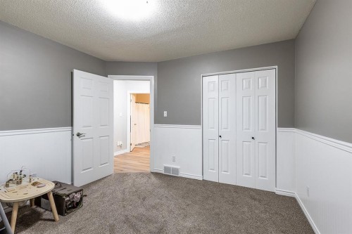 22 5 Avenue, Seven Persons, AB - Indoor Photo Showing Other Room