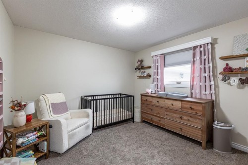 22 5 Avenue, Seven Persons, AB - Indoor Photo Showing Other Room