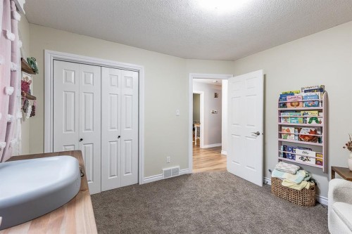 22 5 Avenue, Seven Persons, AB - Indoor Photo Showing Bedroom