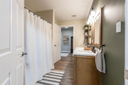 22 5 Avenue, Seven Persons, AB - Indoor