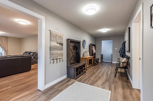 22 5 Avenue, Seven Persons, AB - Indoor Photo Showing Other Room