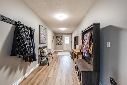 22 5 Avenue, Seven Persons, AB - Indoor Photo Showing Other Room