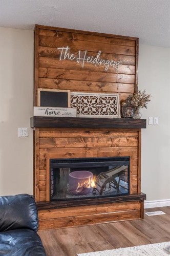 22 5 Avenue, Seven Persons, AB - Indoor Photo Showing Living Room With Fireplace